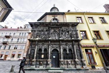 Львів, Каплиця Боїмів, Екскурсії по Львову – індивідуальні екскурсії по Львову. Оглядова екскурсія по Львову, Австрійський Львів, Личаківське кладовище, Храми Львова .travellviv., краївка, подобова оренда квартир, дишеві готелі, хостели, дешеве житло, гасова лампа, Львівське пиво, Львівська кава, дім легенд, подобова оренда квартир без посередників